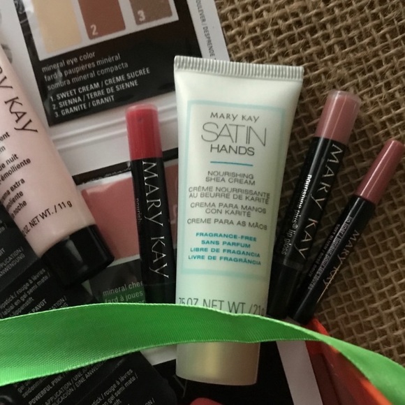 🇺🇸FREE MAKEUP BUNDLE witH $45 Purchase🇺🇸 - Picture 4 of 5